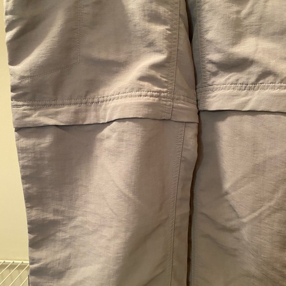 Ladies size 8 The North Face hiking pants with zip off, roll tab legs pockets. - Picture 13 of 15